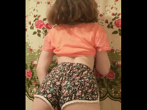 ❤️ セクシーな若いベイブがカメラでショーツを脱ぐ ❤ 美女ポルノ ❌️