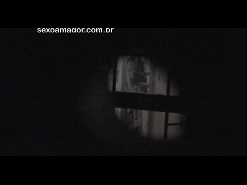 ❤️ ブロンドが空洞のレンガの後ろに隠れた近所の盗撮犯に密かにビデオ撮影される ❤ 美女ポルノ ❌️