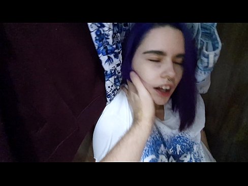 ❤️ 押し入れの中の姉ちゃんを発見し、イクのを手伝う ❤ 美女ポルノ ❌️